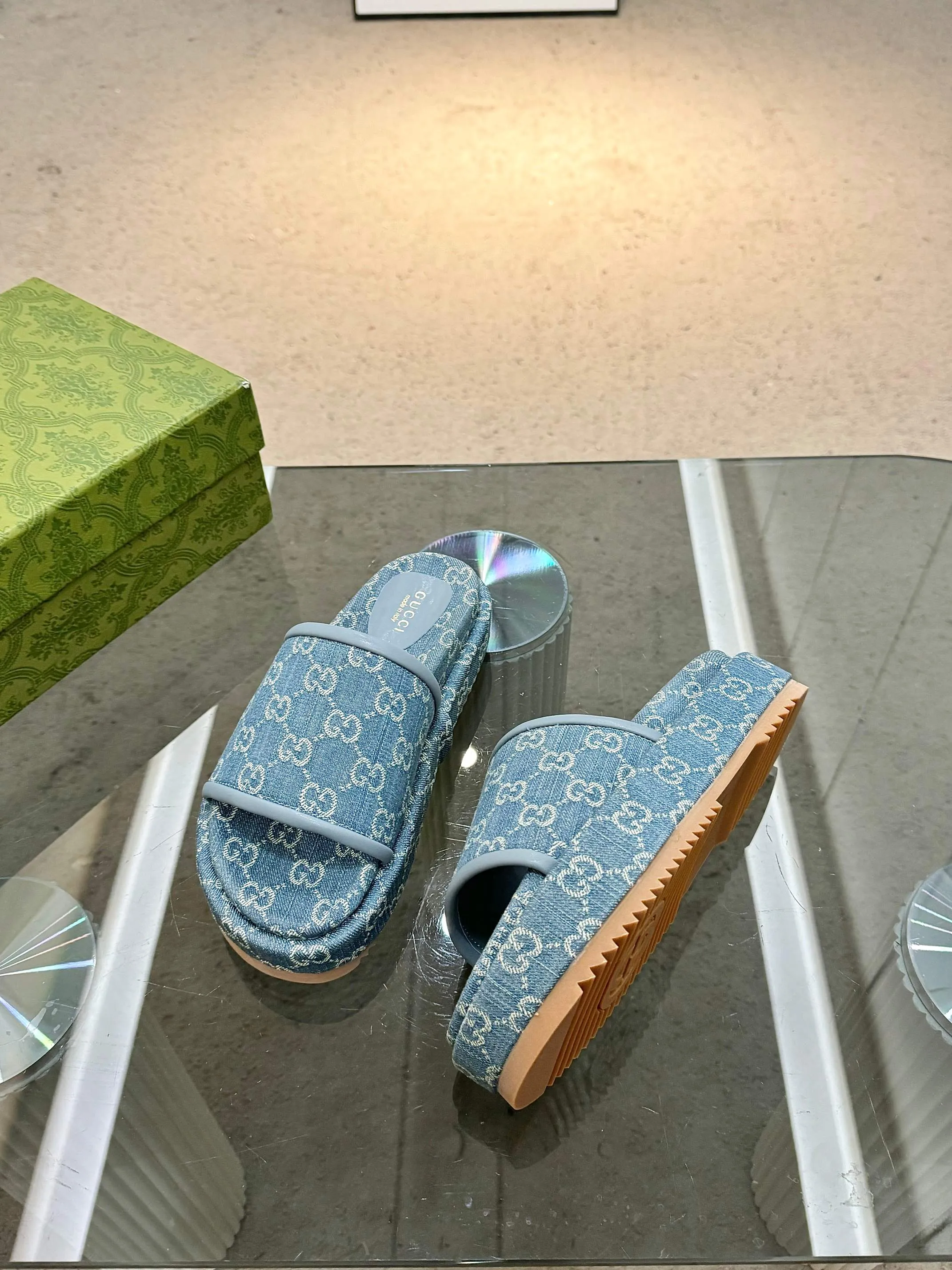 👟👟Ex-factory price 440👟👟 Gucci’s latest limited edition thick-soled slippers. Top quality for sale. Purchase genuine product for development. The material and workmanship are consistent with the original. Upper: original special printing process. Lining: dyed sheepskin. Outsole: Italian private model outsole. Size: 35-43M standard size. 41, 42, 43 are also customized and cannot be returned. Sole thickness: 5.5cm. Forefoot 4cm.